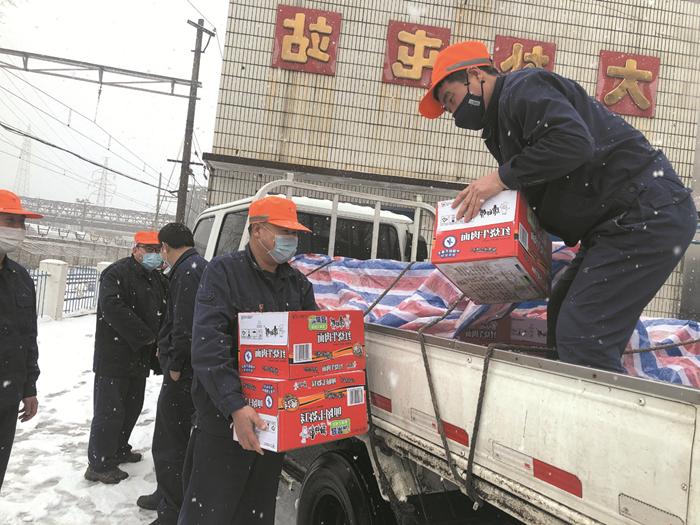 运输部工会勇担当送温暖战疫情配图_副本.jpg